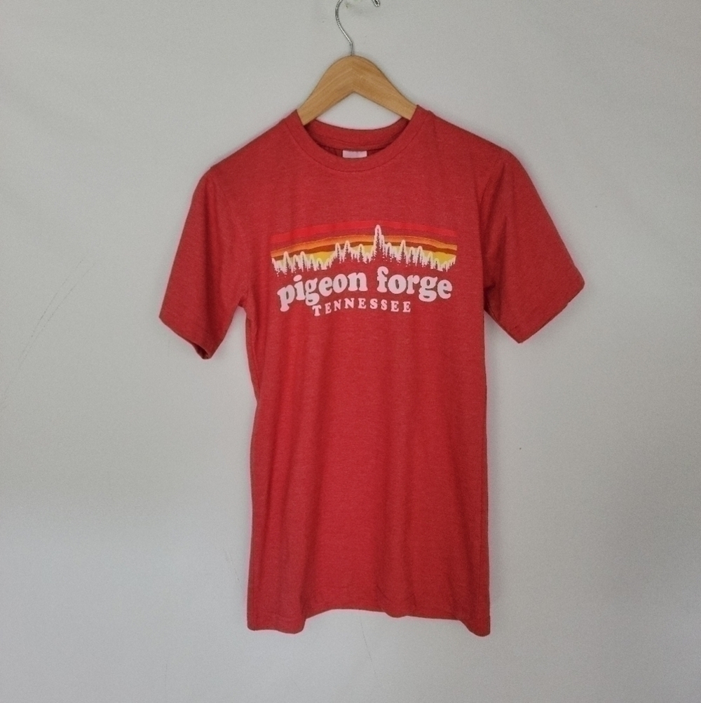 Unisex Small Pingeon Forge Tennessee tshirt
